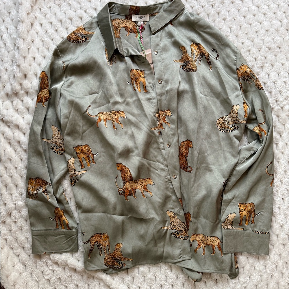 Umgee woman’s animal blouse size large NWT
